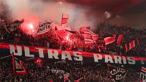 CĐV PSG mang tifo cực lớn ra thổi bay tinh thần của Liverpool